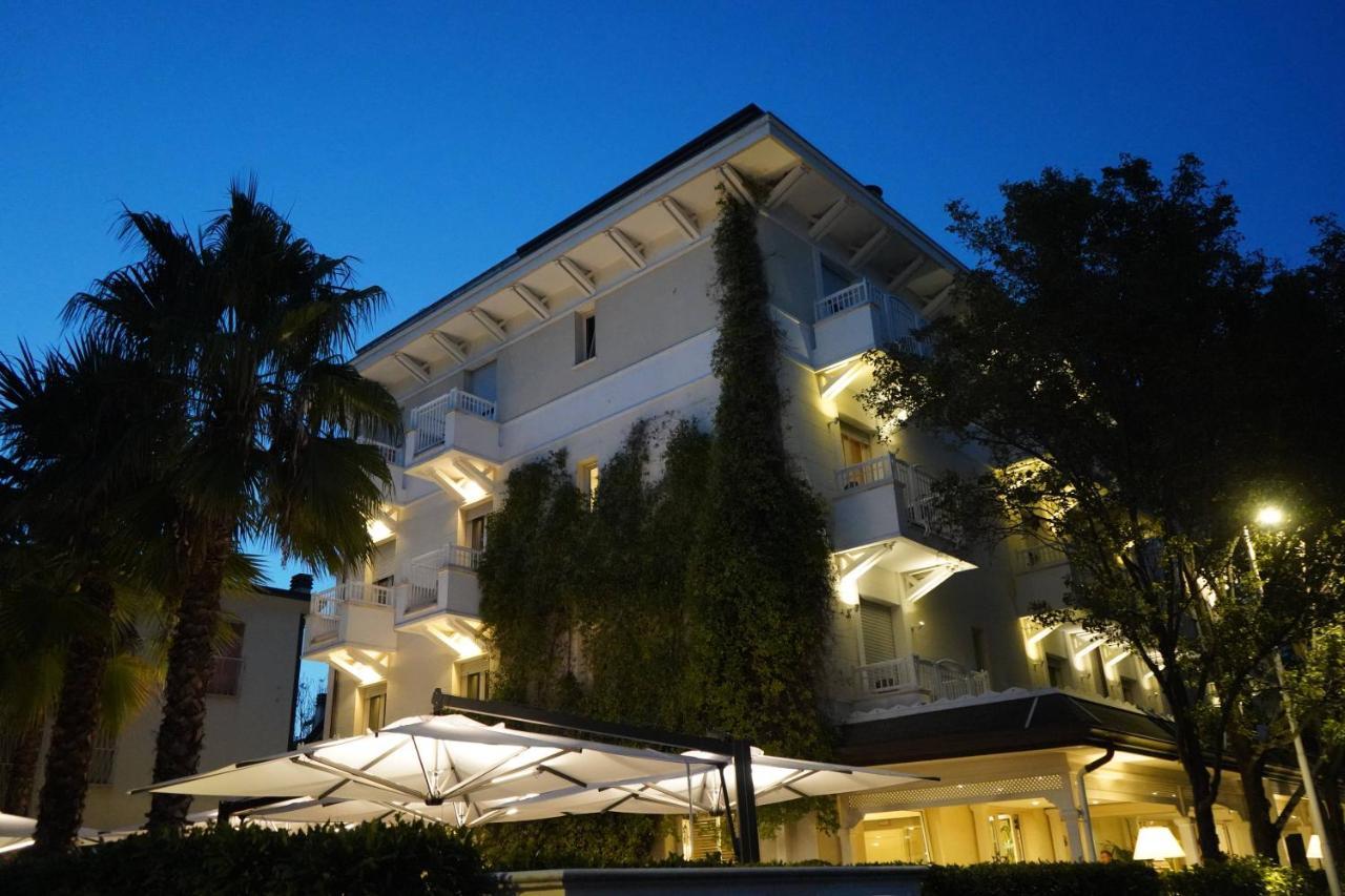 Hotel Maestrale Riccione Bagian luar foto