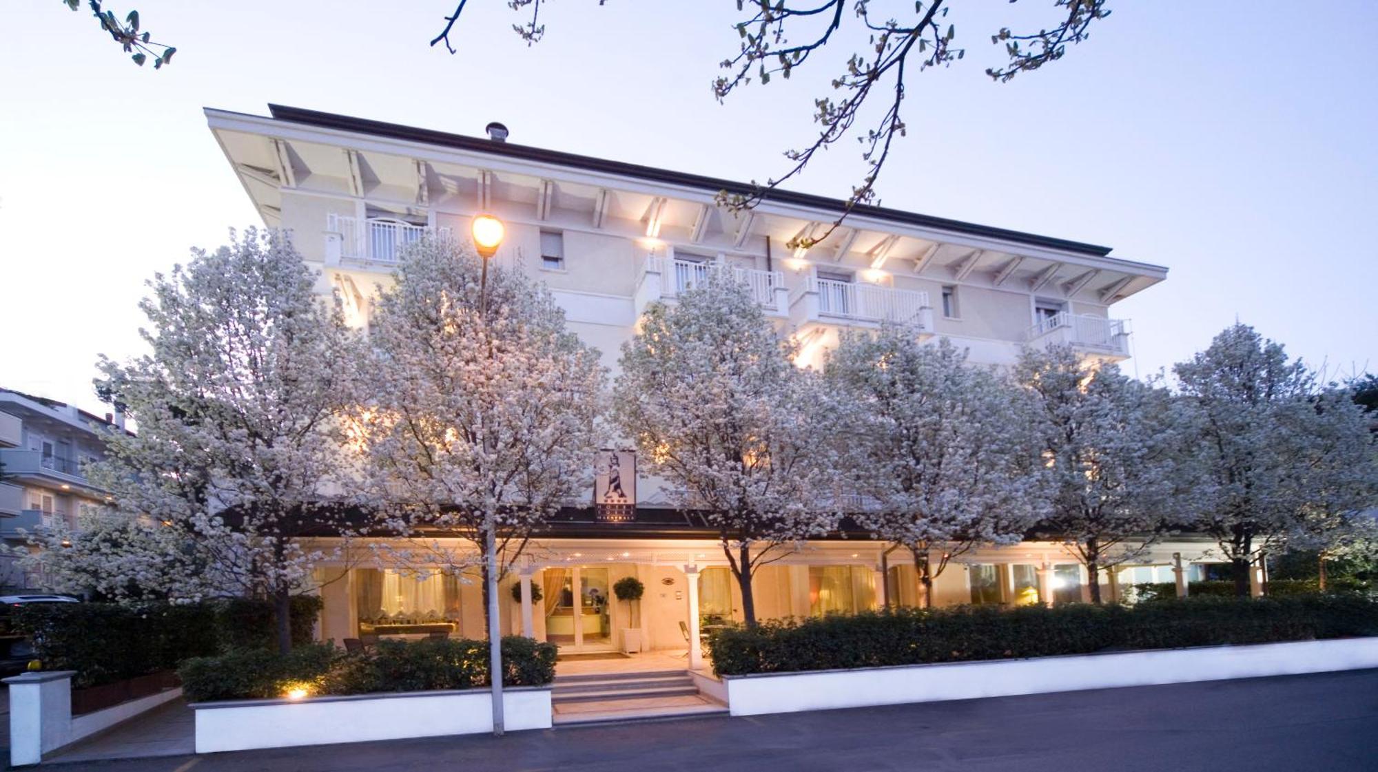 Hotel Maestrale Riccione Bagian luar foto