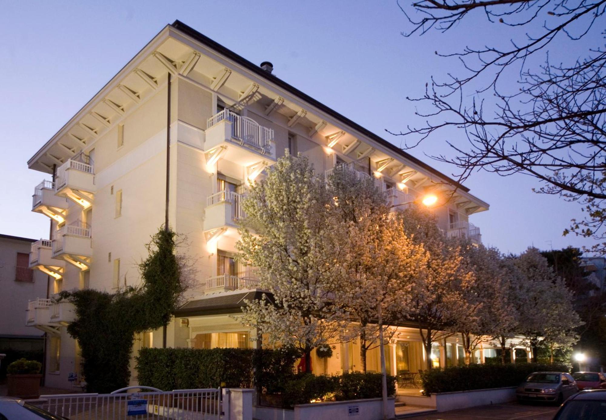 Hotel Maestrale Riccione Bagian luar foto