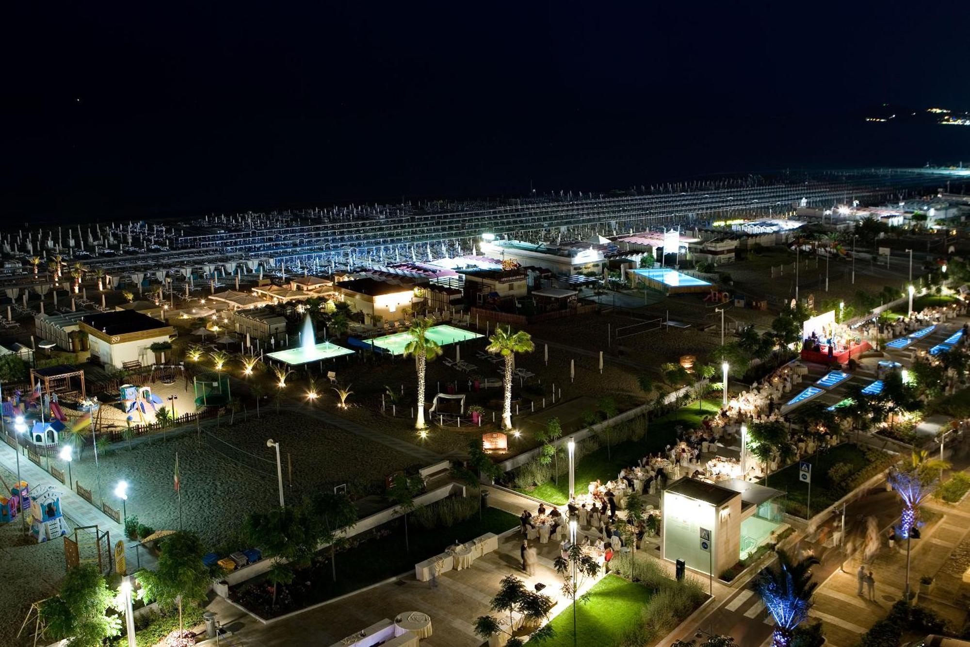 Hotel Maestrale Riccione Bagian luar foto