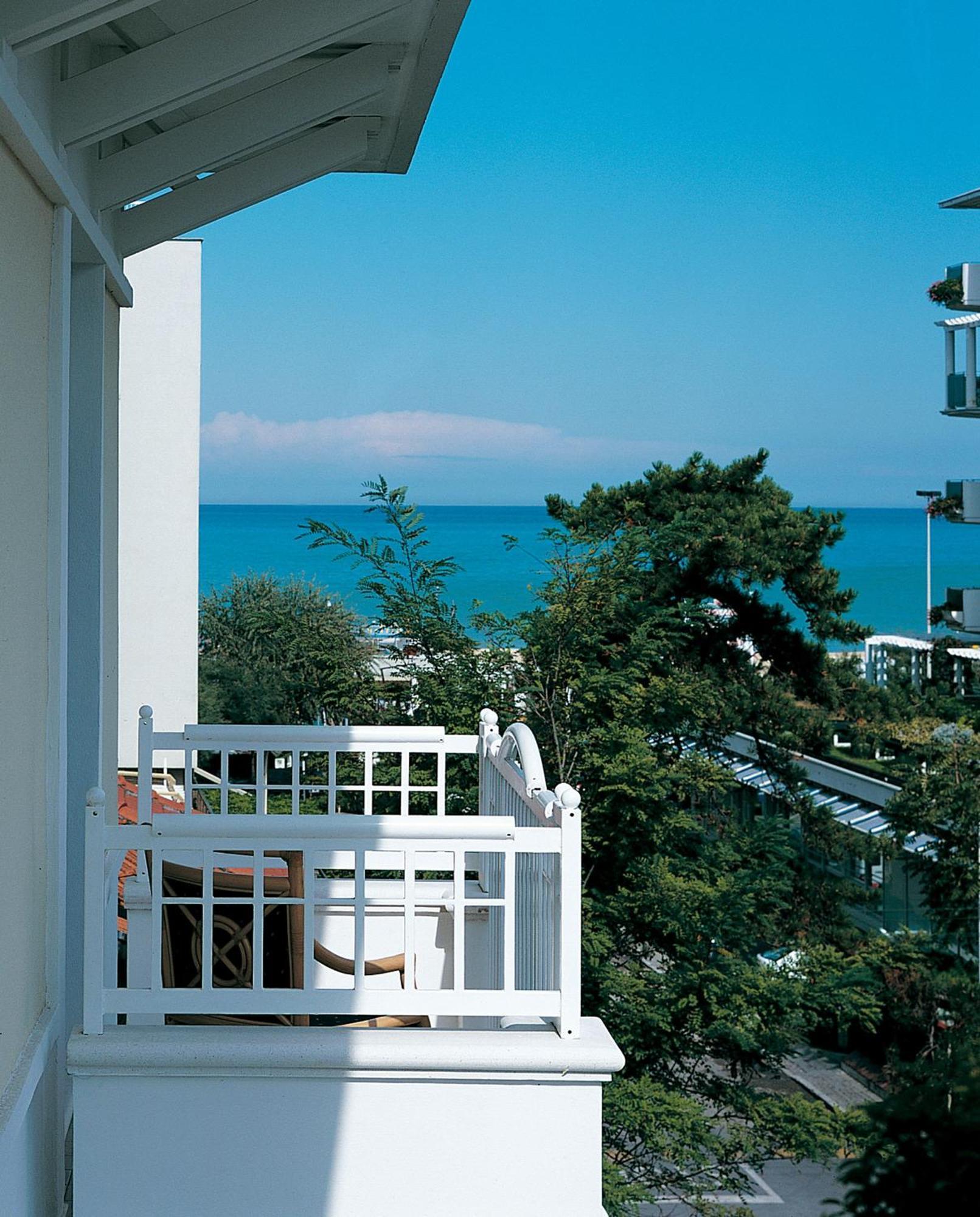 Hotel Maestrale Riccione Bagian luar foto