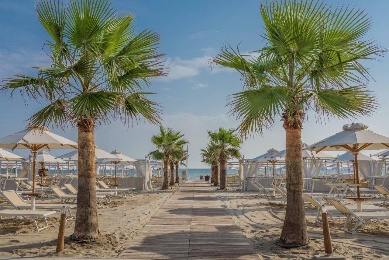 Hotel Maestrale Riccione Bagian luar foto